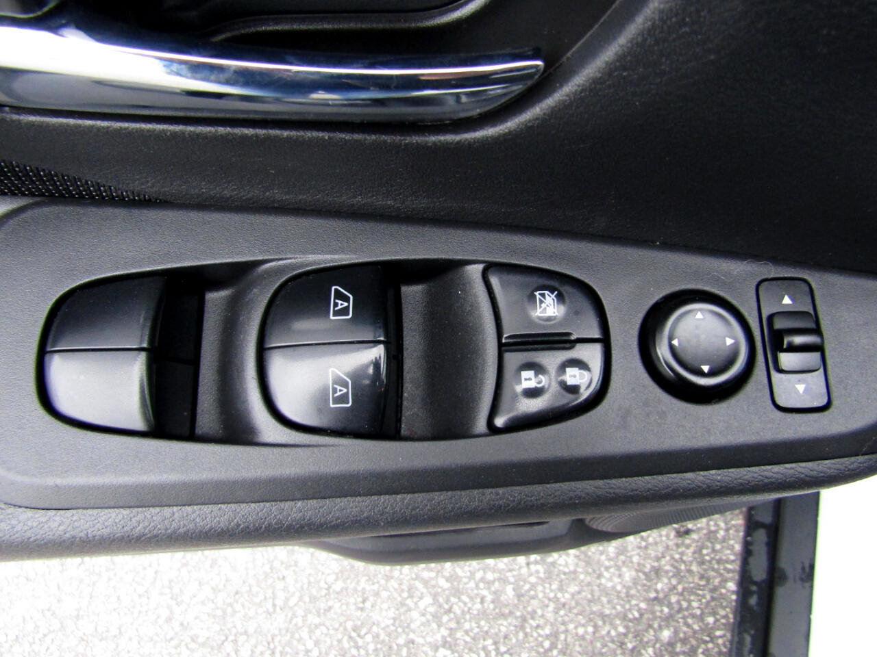 Used 2022 Nissan Kicks SV image 11