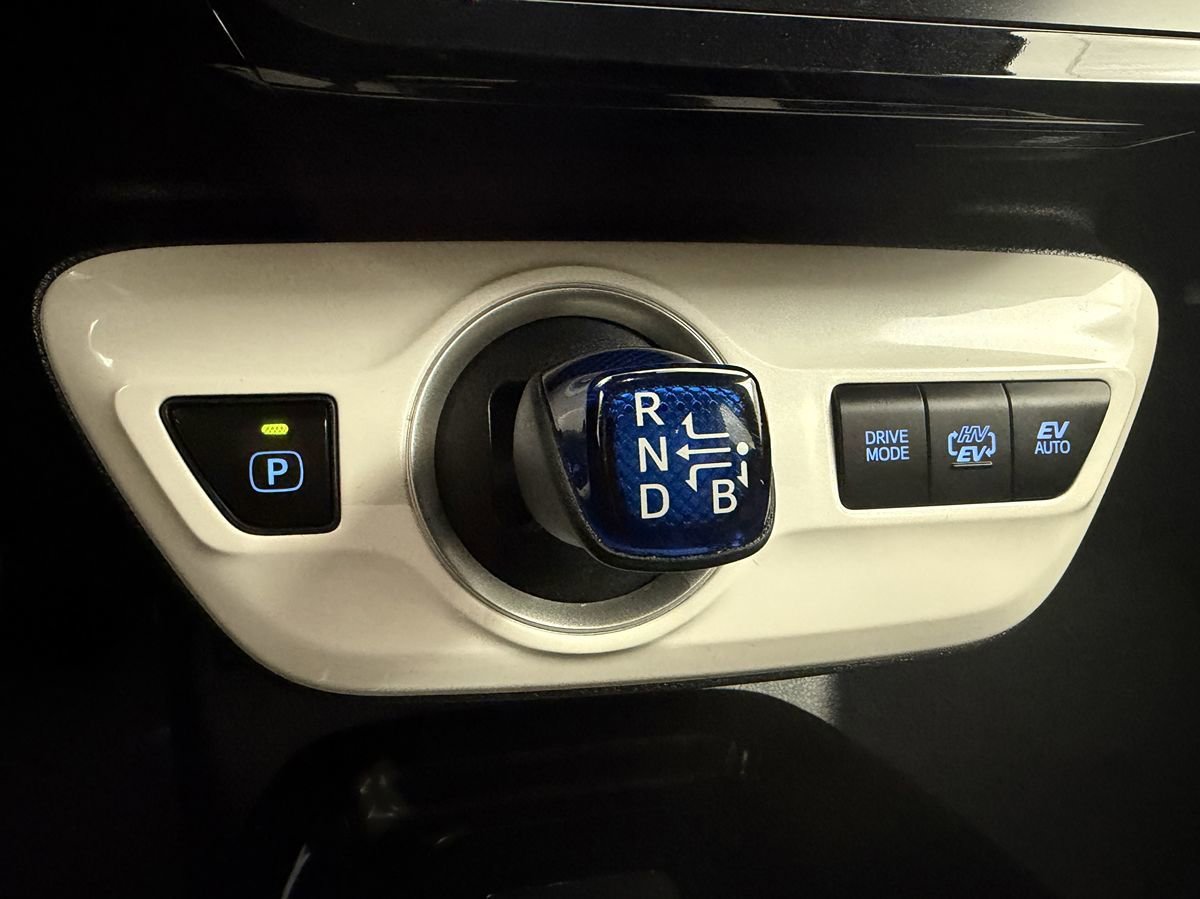 Used 2017 Toyota Prius Prime Advanced FWD image 27