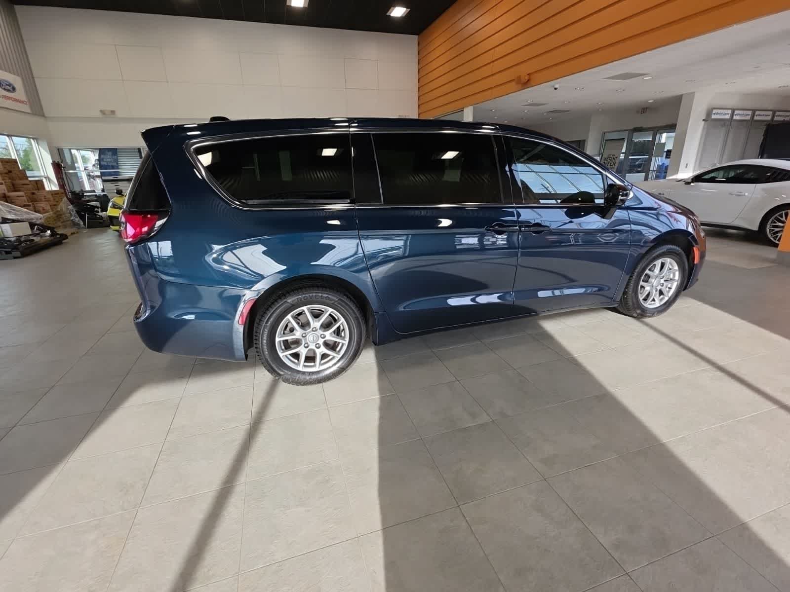 Used 2025 Chrysler Pacifica Select FWD image 6