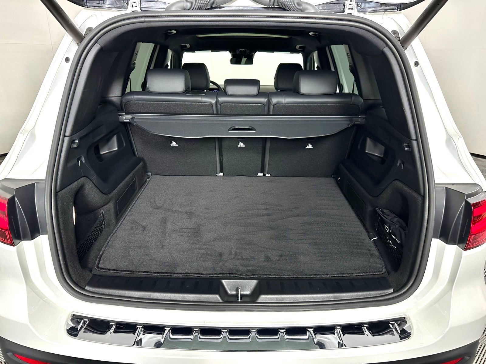 Used 2024 Mercedes-Benz EQB 300 4MATIC image 28