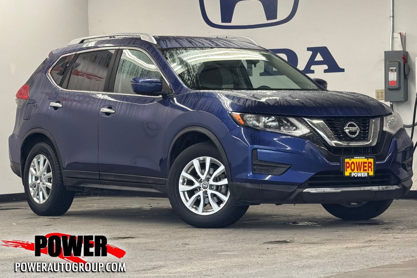 Used 2017 Nissan Rogue SV image 1