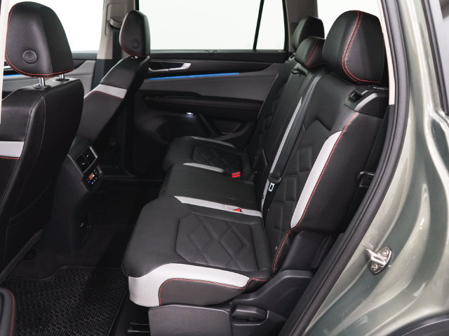 Used 2025 Volkswagen Atlas Peak Edition SE AWD/4WD image 43
