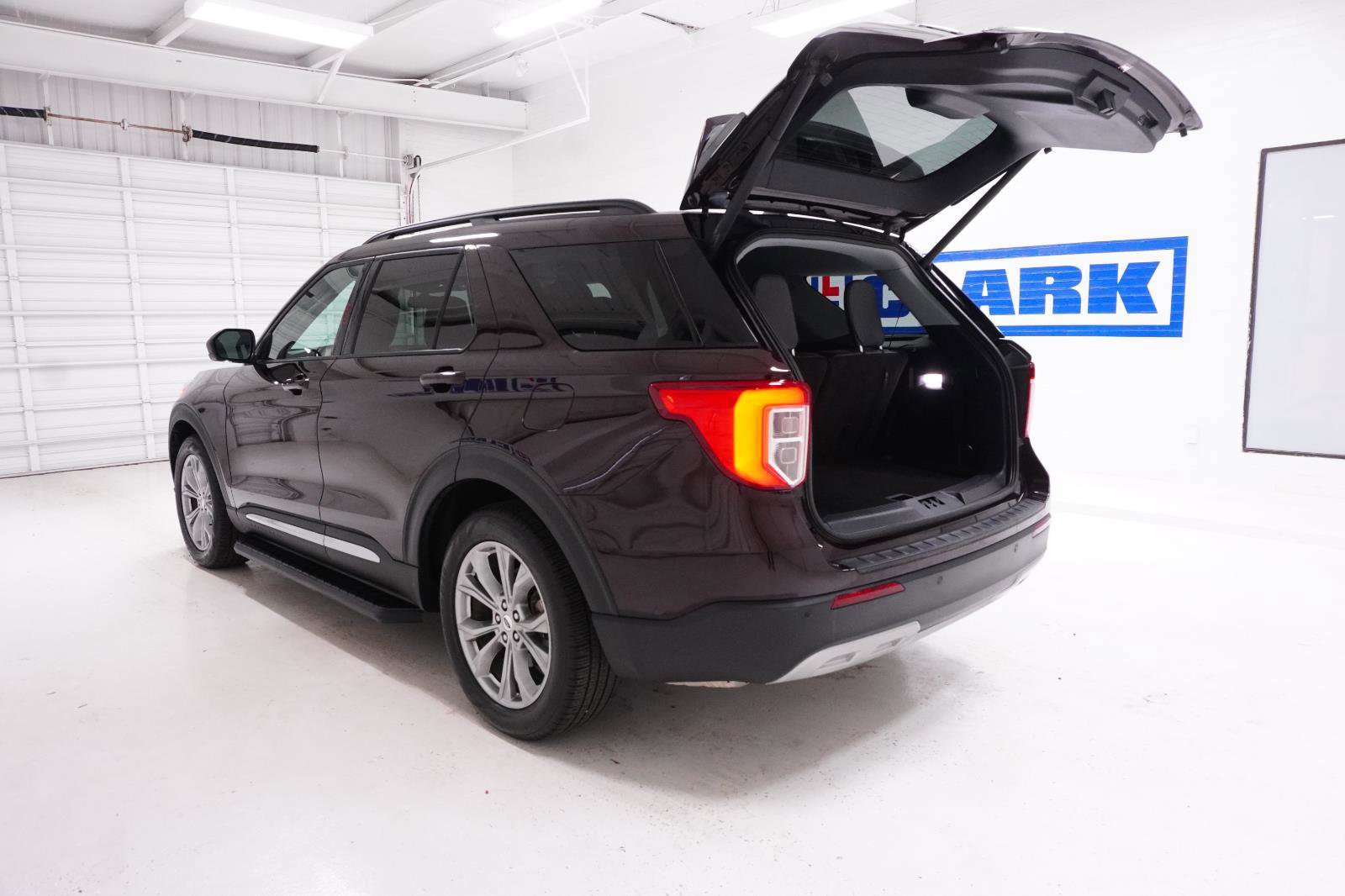 Used 2023 Ford Explorer XLT w/ Equipment Group 202A RWD image 9