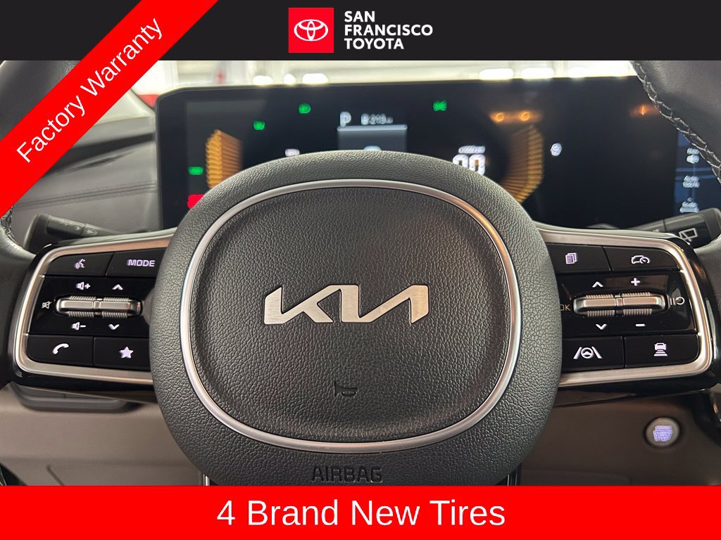 Used 2025 Kia Carnival EX FWD image 33