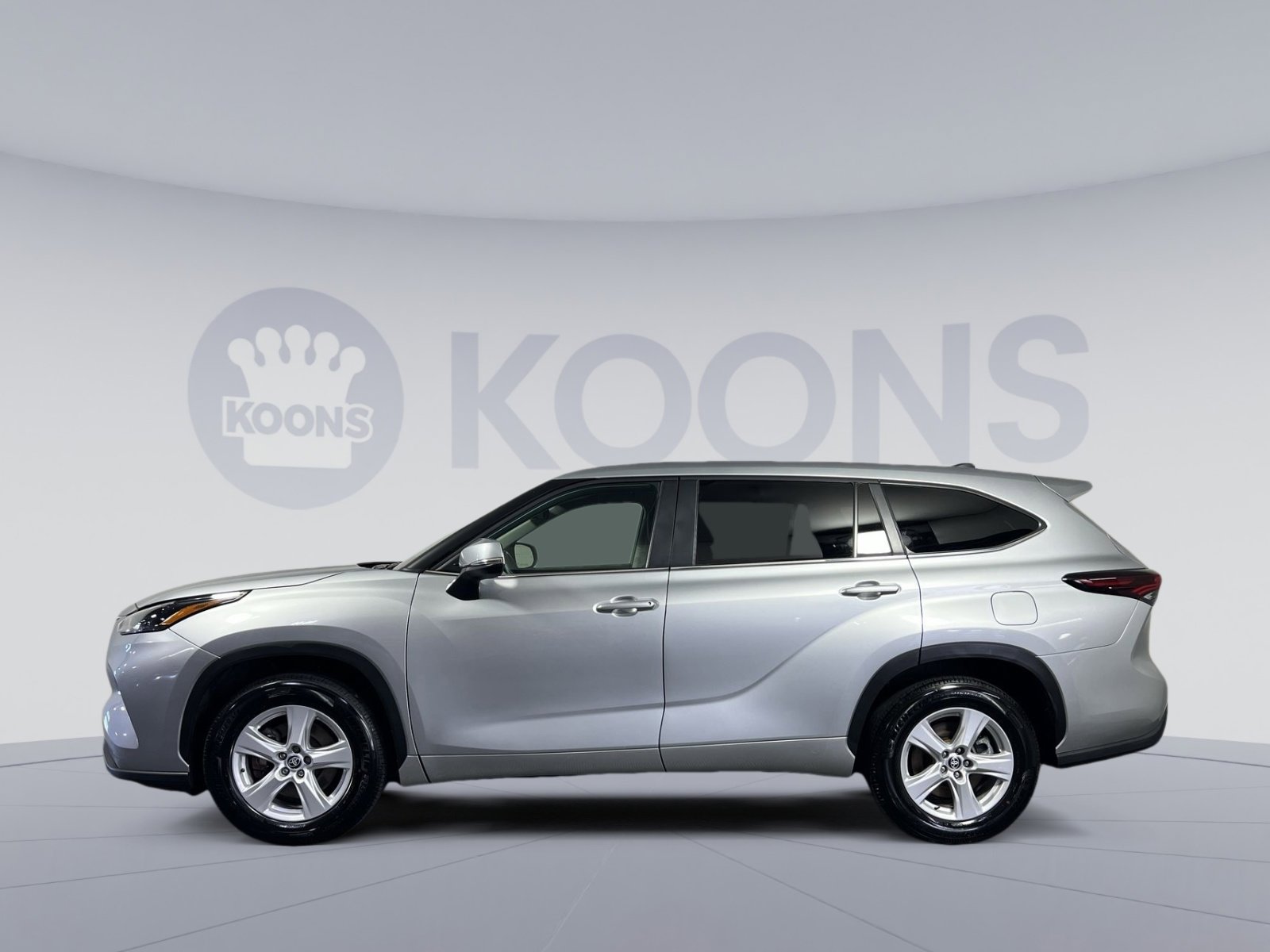 Used 2025 Toyota Highlander LE FWD image 7
