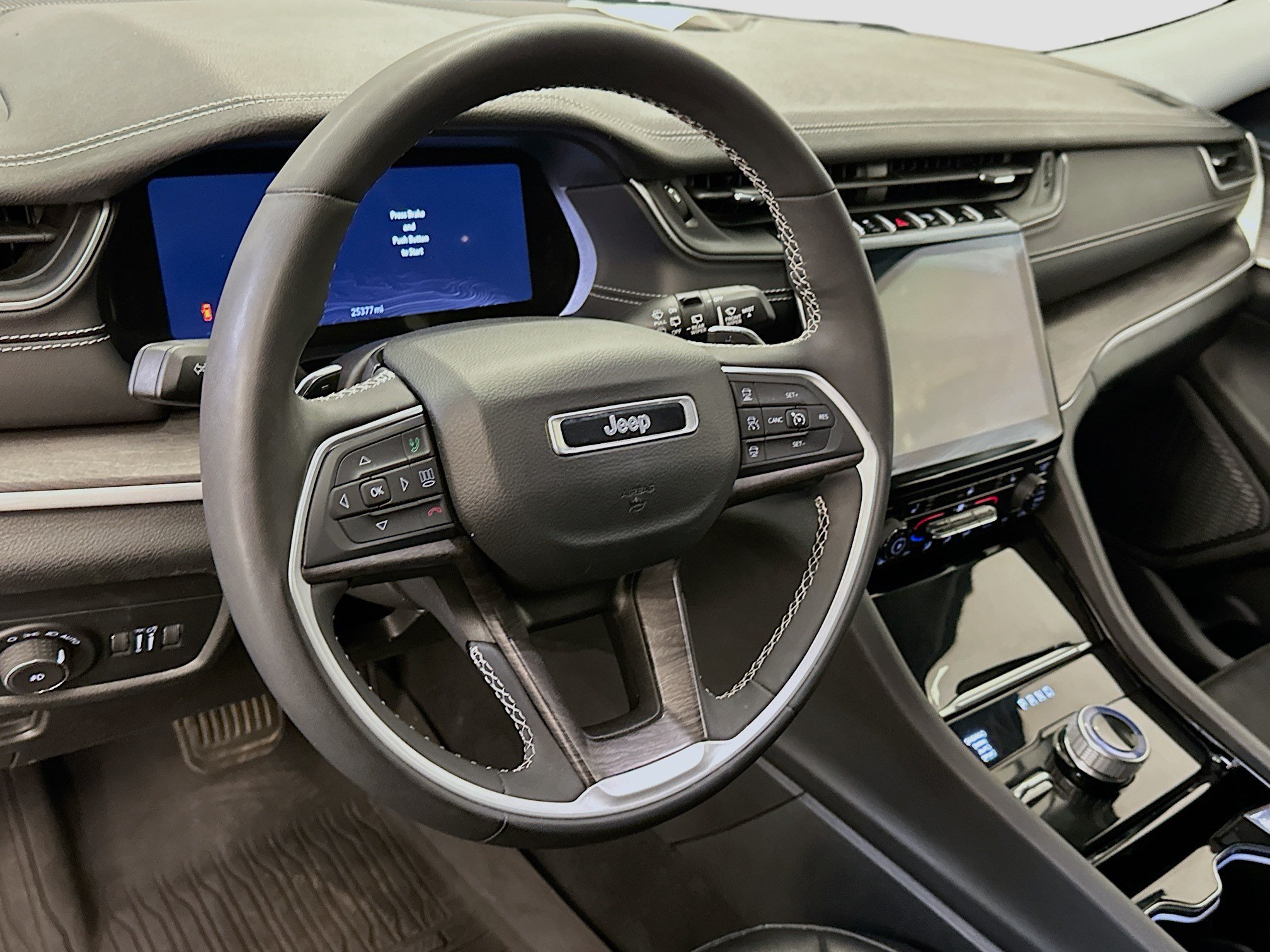 Used 2023 Jeep Grand Cherokee L Limited AWD/4WD image 18