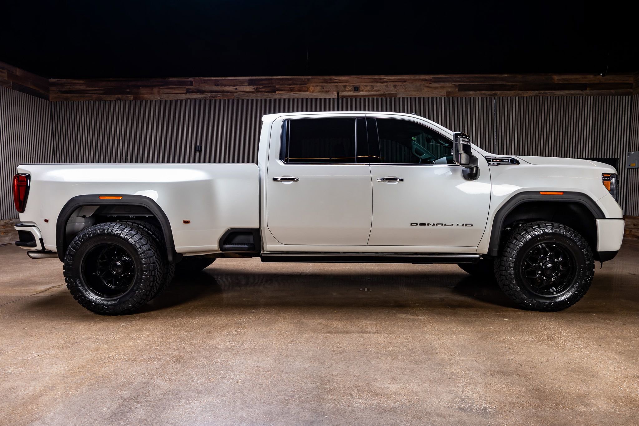 Used 2023 GMC Sierra 3500 Denali w/ Denali Ultimate Package image 11