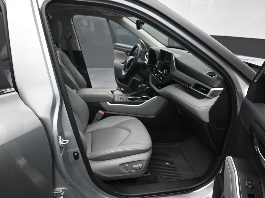 Used 2023 Toyota Highlander XLE image 40