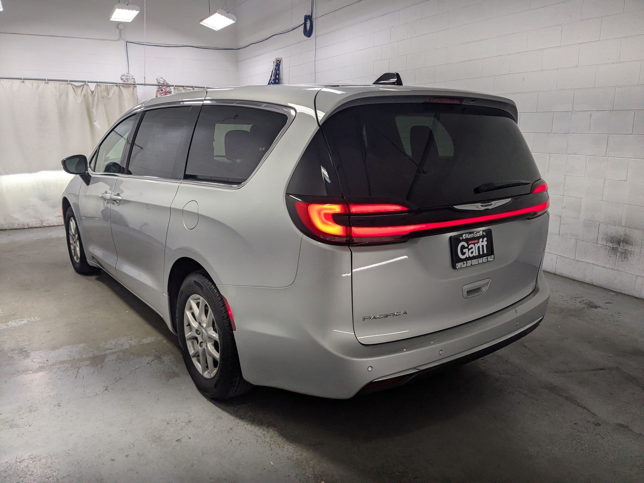 Used 2024 Chrysler Pacifica Touring-L FWD image 8