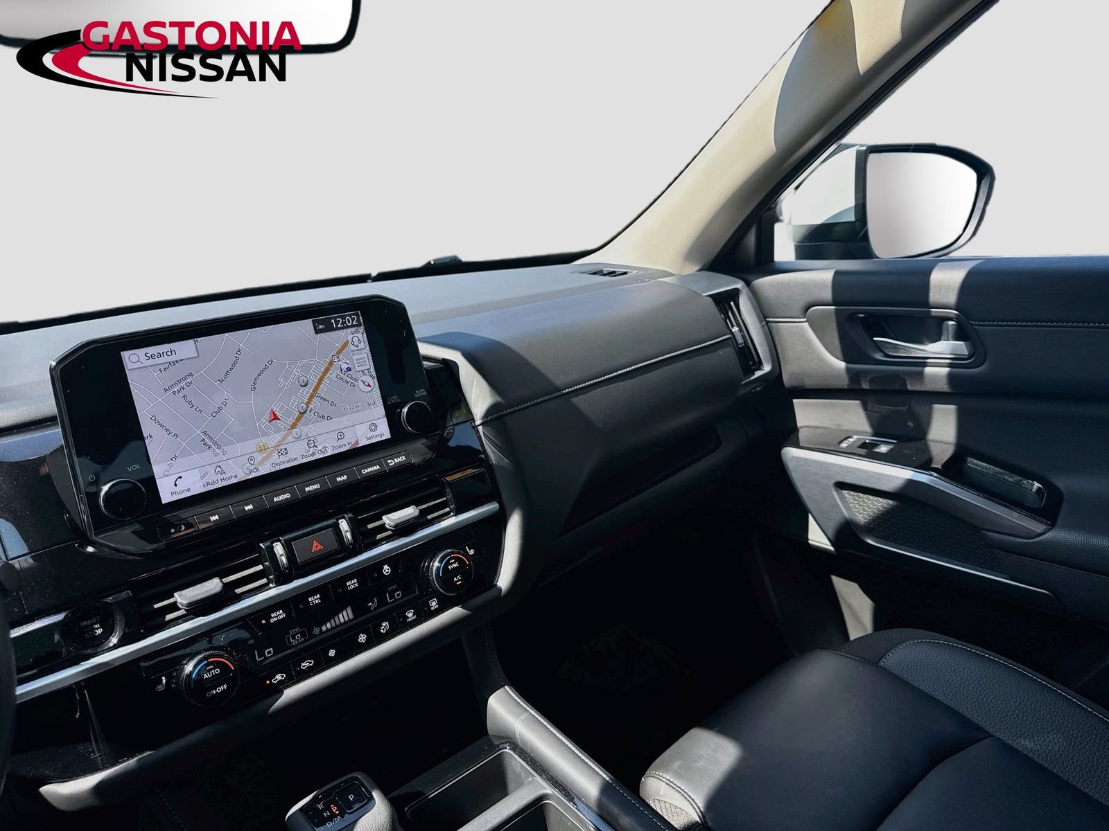 Used 2025 Nissan Pathfinder SL w/ Black Appearance Package FWD image 32