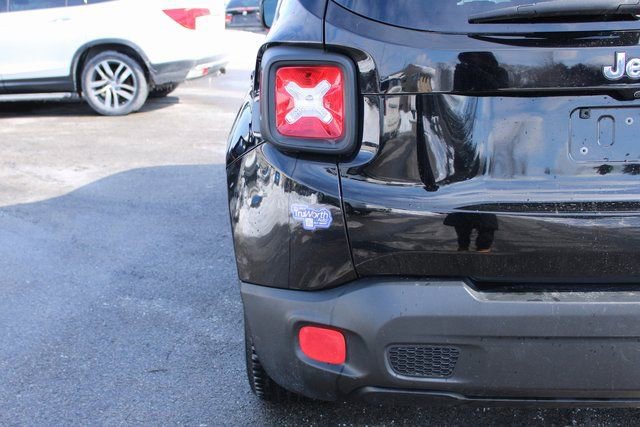 Used 2016 Jeep Renegade Latitude w/ Cold Weather Group FWD image 41
