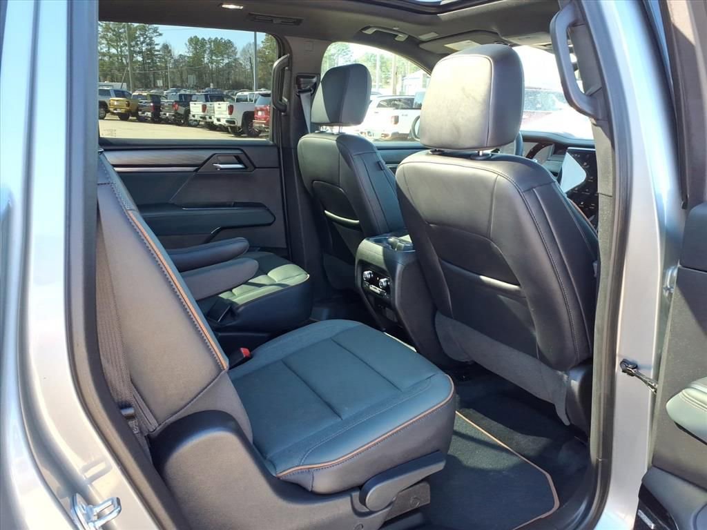 Used 2025 GMC Acadia AT4 w/ Luxury Package image 13