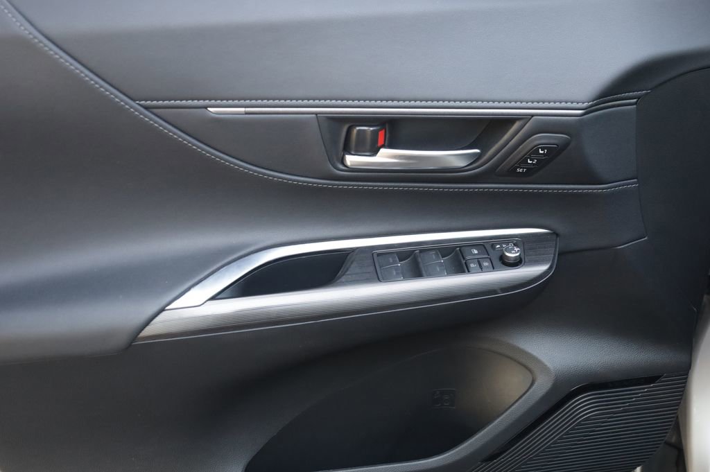 Used 2022 Toyota Venza XLE AWD/4WD image 26