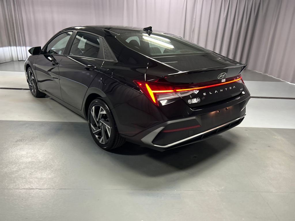 Used 2025 Hyundai Elantra SEL w/ Cargo Package FWD image 5
