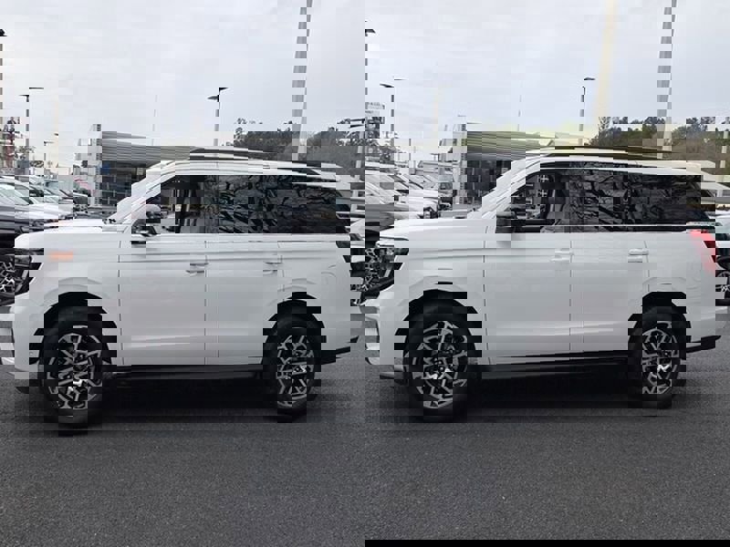 Used 2025 Ford Expedition Active image 5