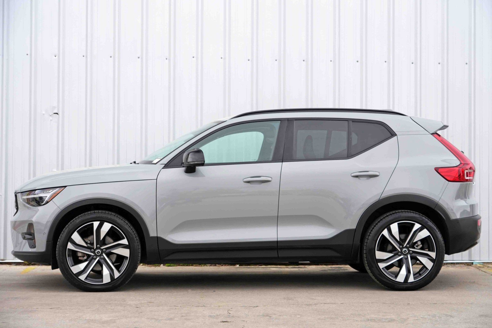 Used 2024 Volvo XC40 B5 Ultimate w/ Protection Package Premier image 9