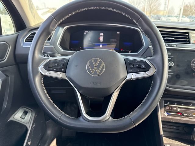 Used 2022 Volkswagen Tiguan SE w/ Panoramic Sunroof Package image 17
