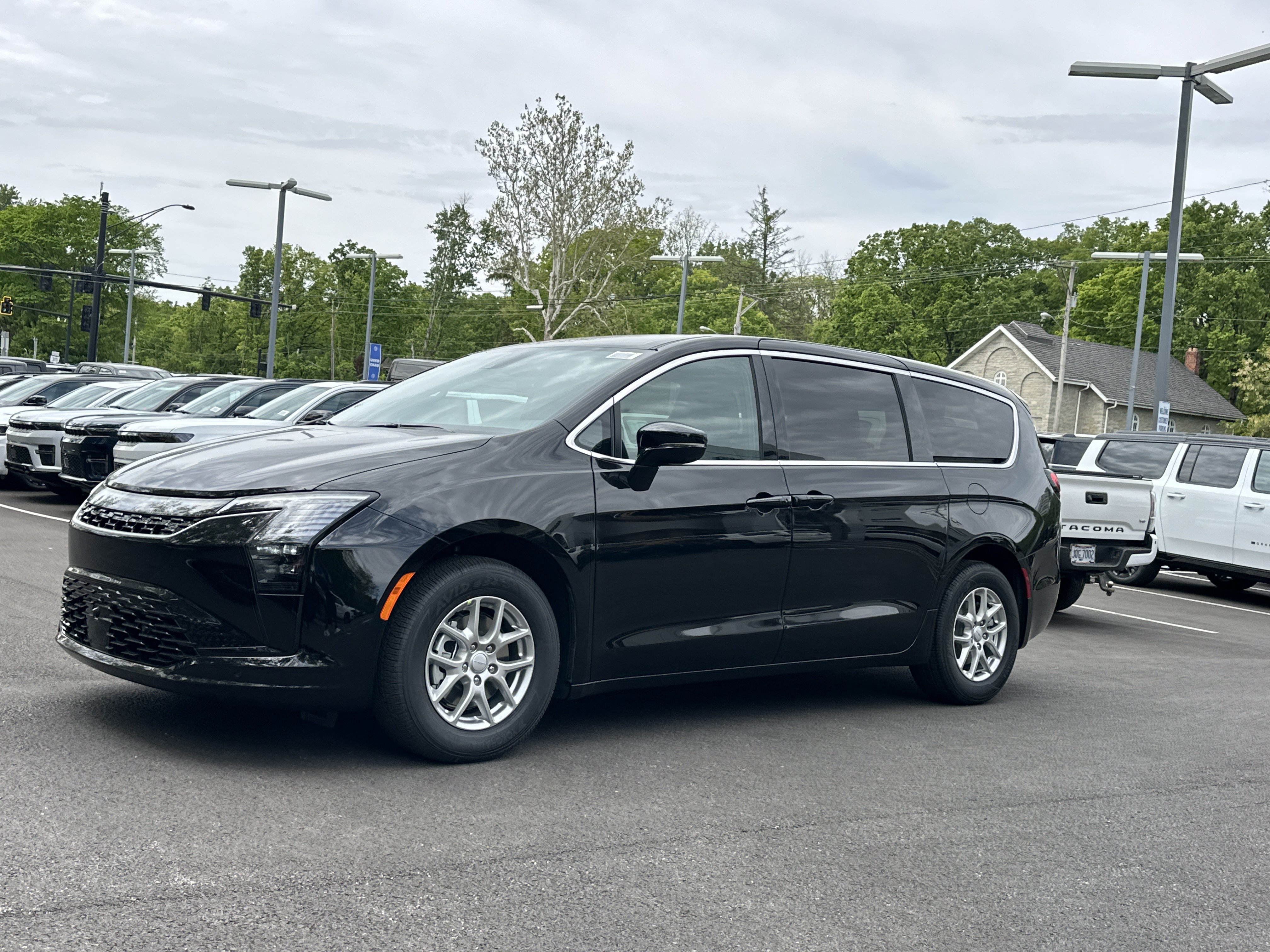 New 2027 Chrysler Pacifica Select w/ Family Tech Group FWD image 21