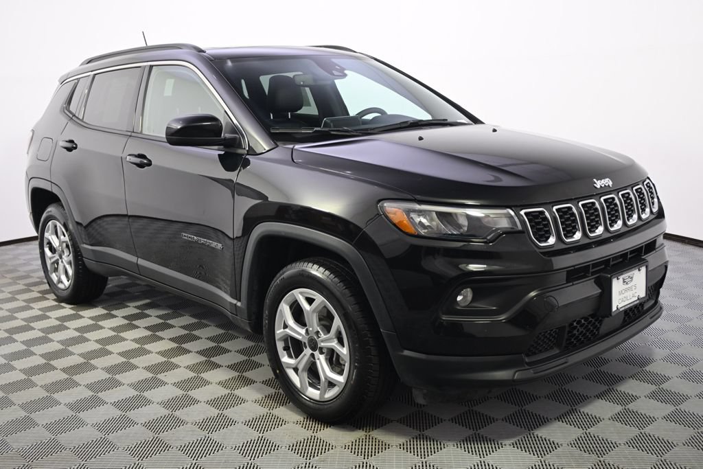 Used 2025 Jeep Compass Latitude w/ Sun & Sound Group AWD/4WD image 6
