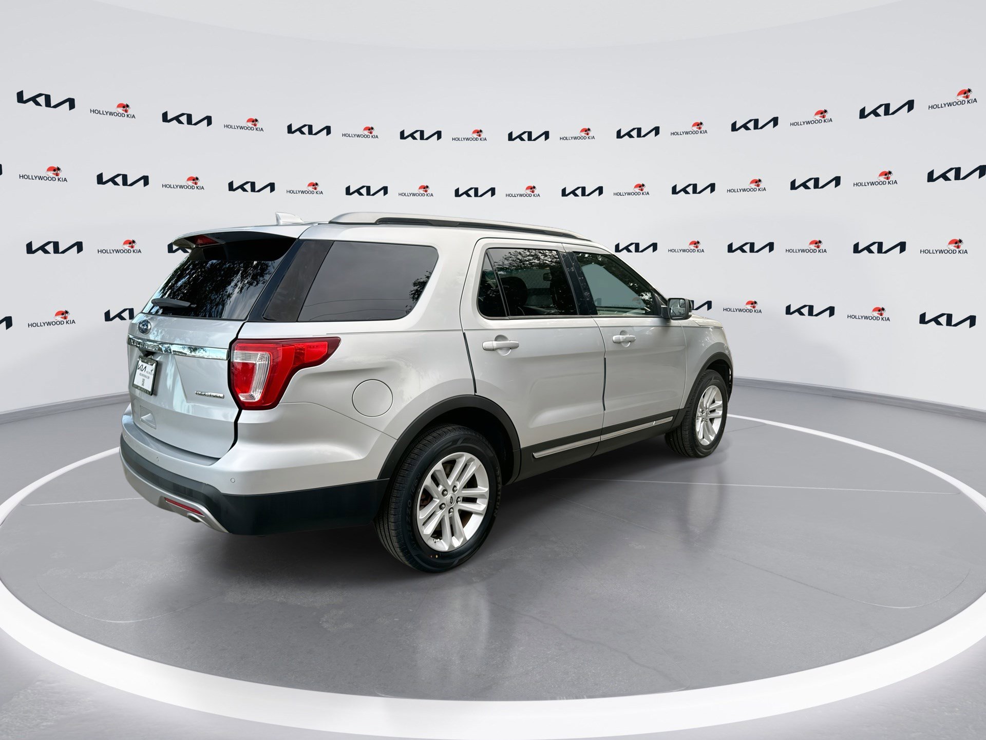 Used 2016 Ford Explorer XLT w/ Equipment Group 202A image 8