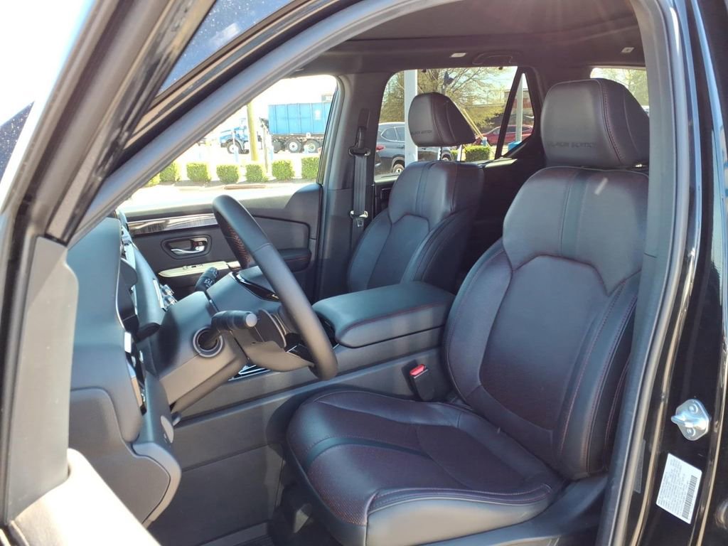 Used 2025 Honda Pilot Black Edition image 4