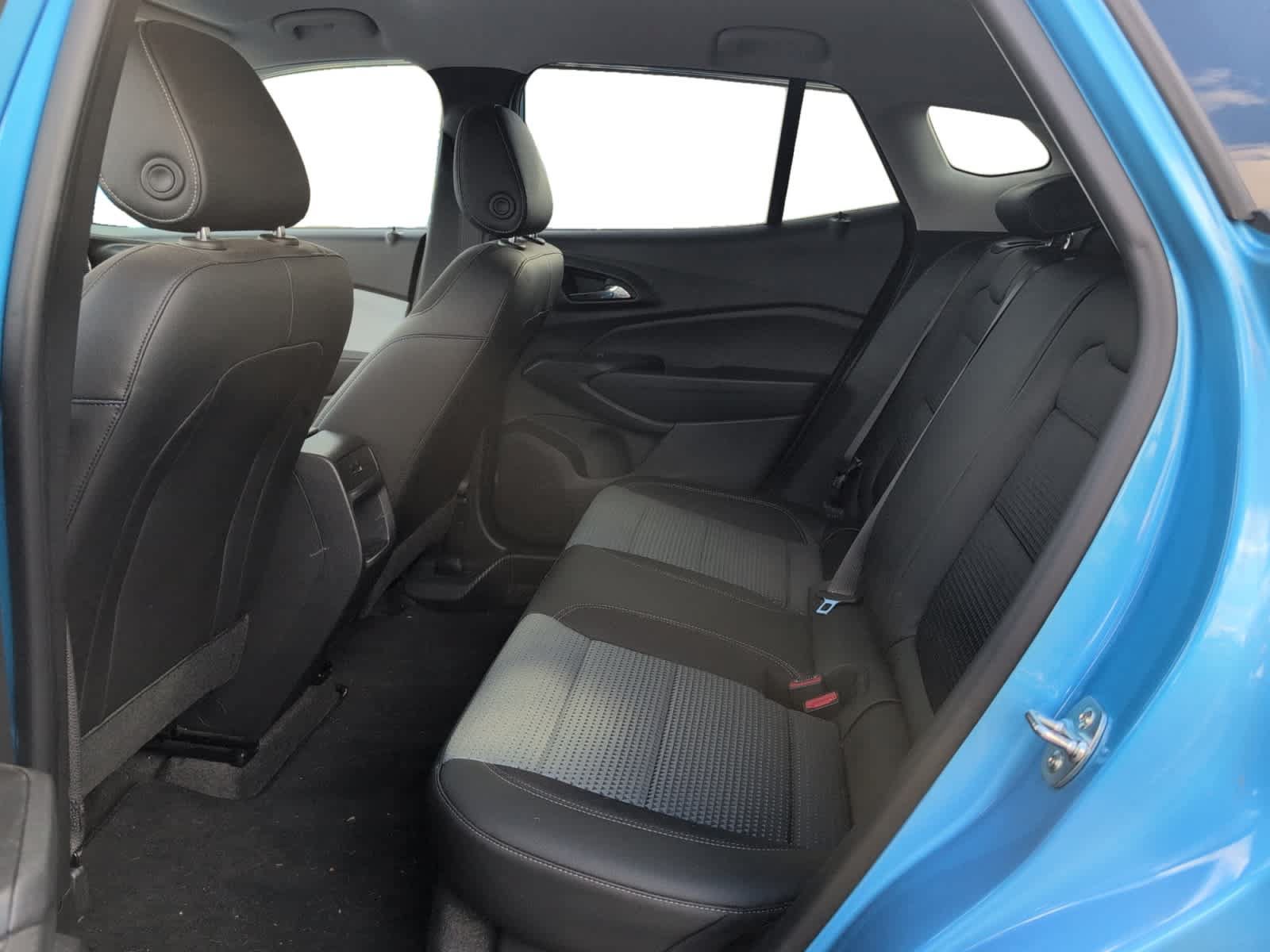 Used 2025 Chevrolet Trax LT w/ LT Convenience Package FWD image 22