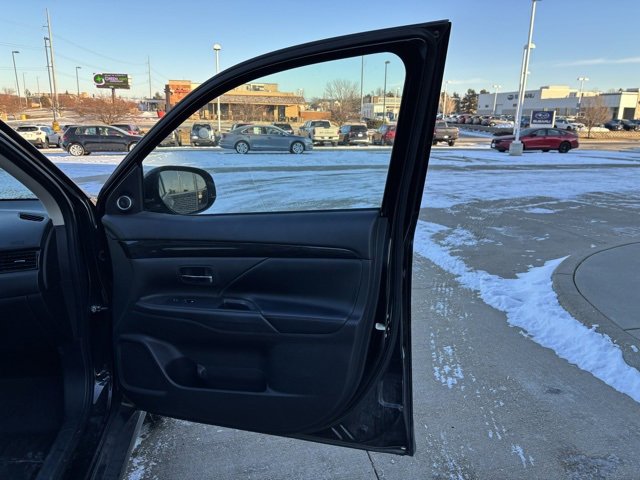 Used 2017 Mitsubishi Outlander SEL image 22