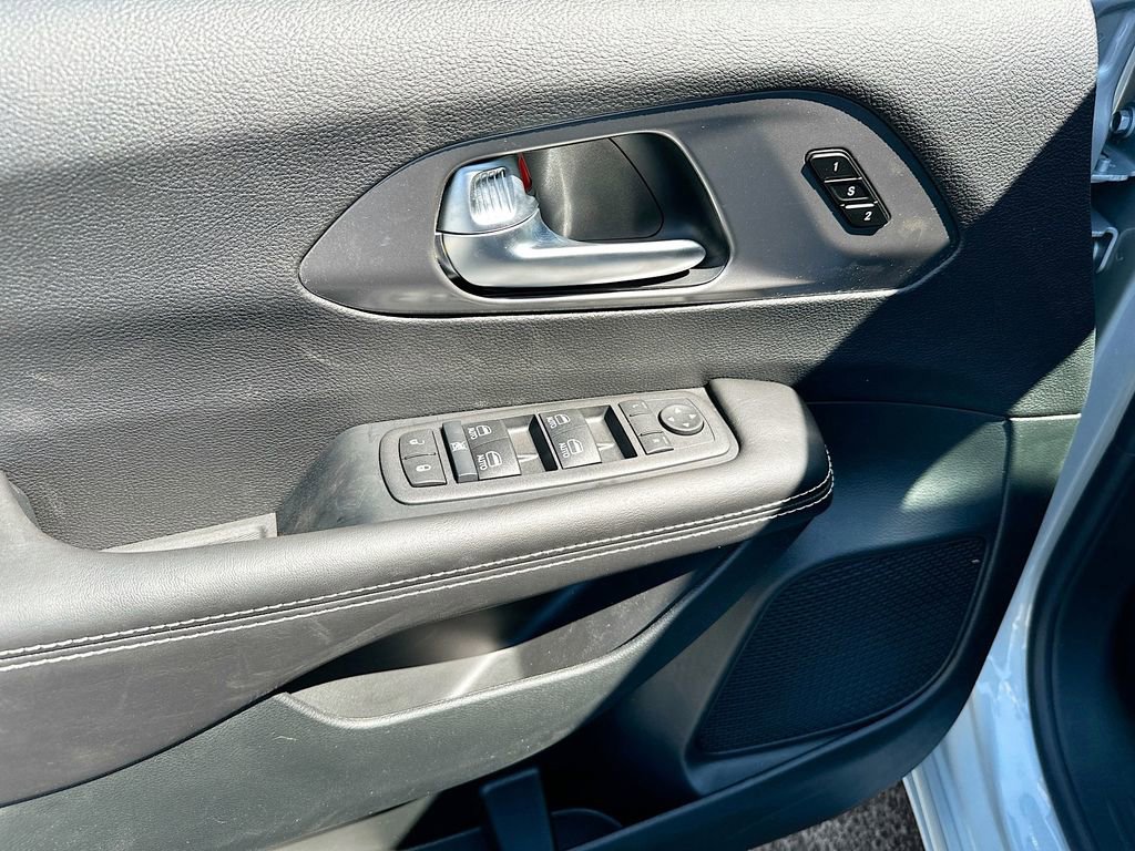 New 2026 Chrysler Pacifica Select FWD image 17