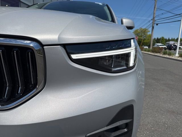 Certified 2025 Volvo XC40 B5 Plus AWD/4WD image 8