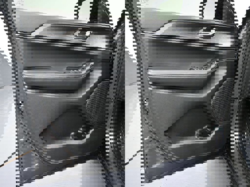 New 2025 Jeep Grand Cherokee Altitude image 10