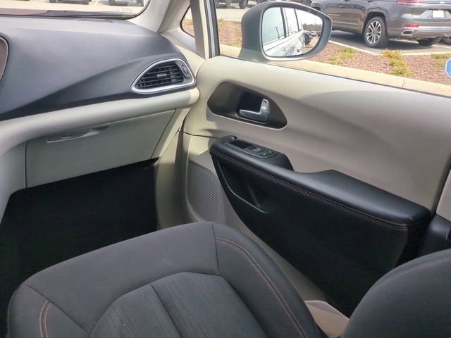 Used 2018 Chrysler Pacifica Touring w/ Security Group image 17