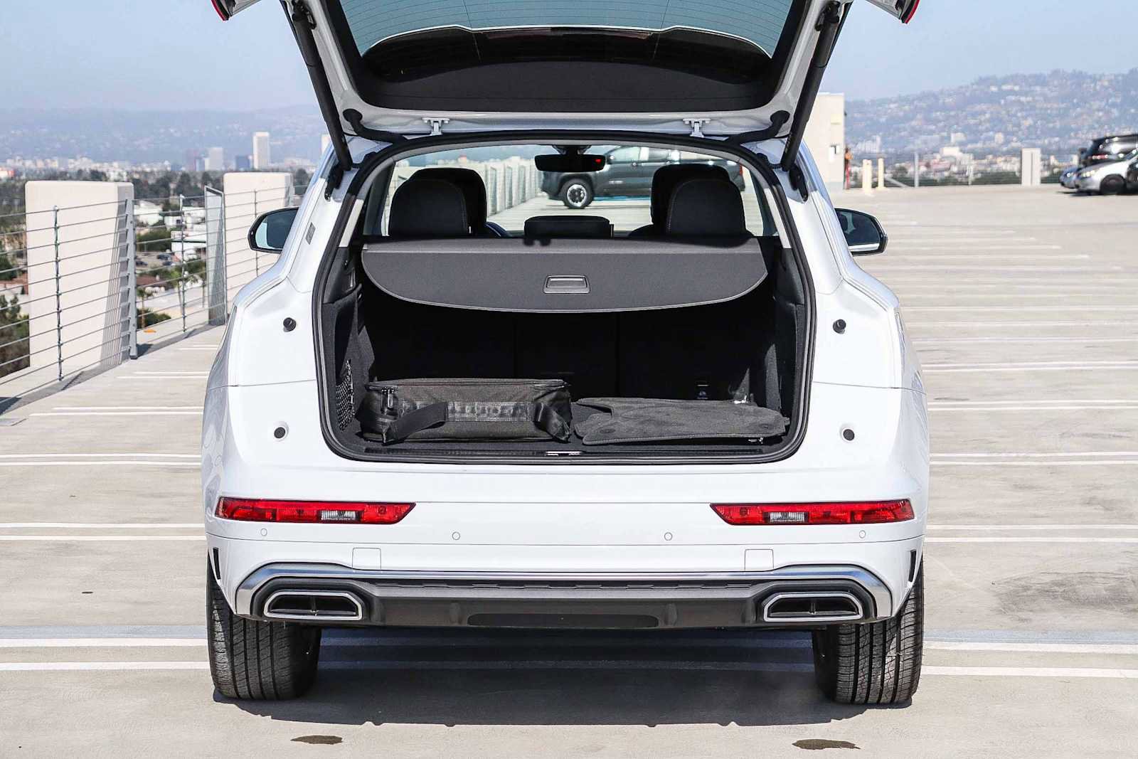 Used 2023 Audi Q5 e Premium w/ Convenience Package image 38