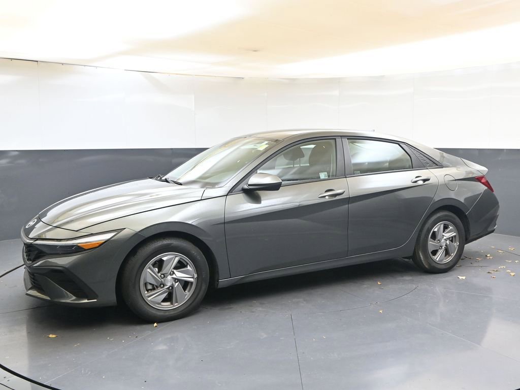 Used 2025 Hyundai Elantra SE image 2