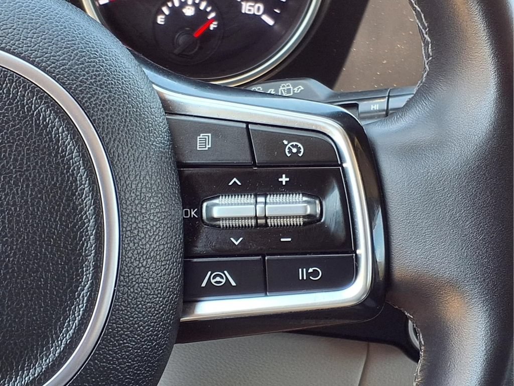 Used 2024 Kia Carnival LX FWD image 18