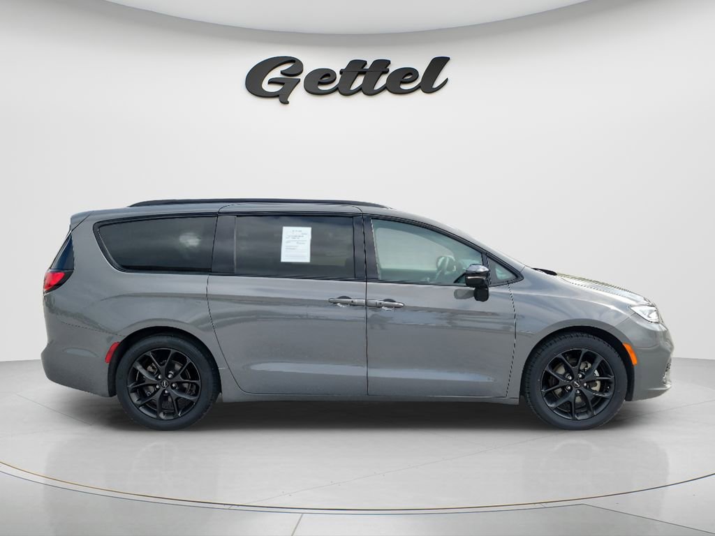 Used 2025 Chrysler Pacifica Limited image 3