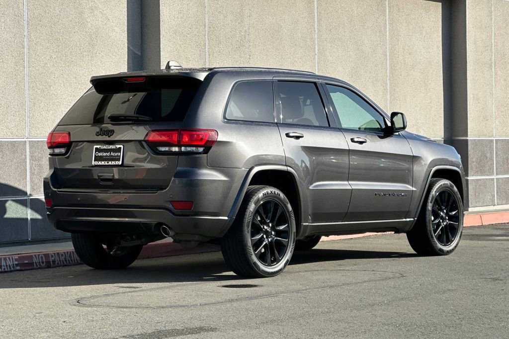 Used 2017 Jeep Grand Cherokee Altitude image 4