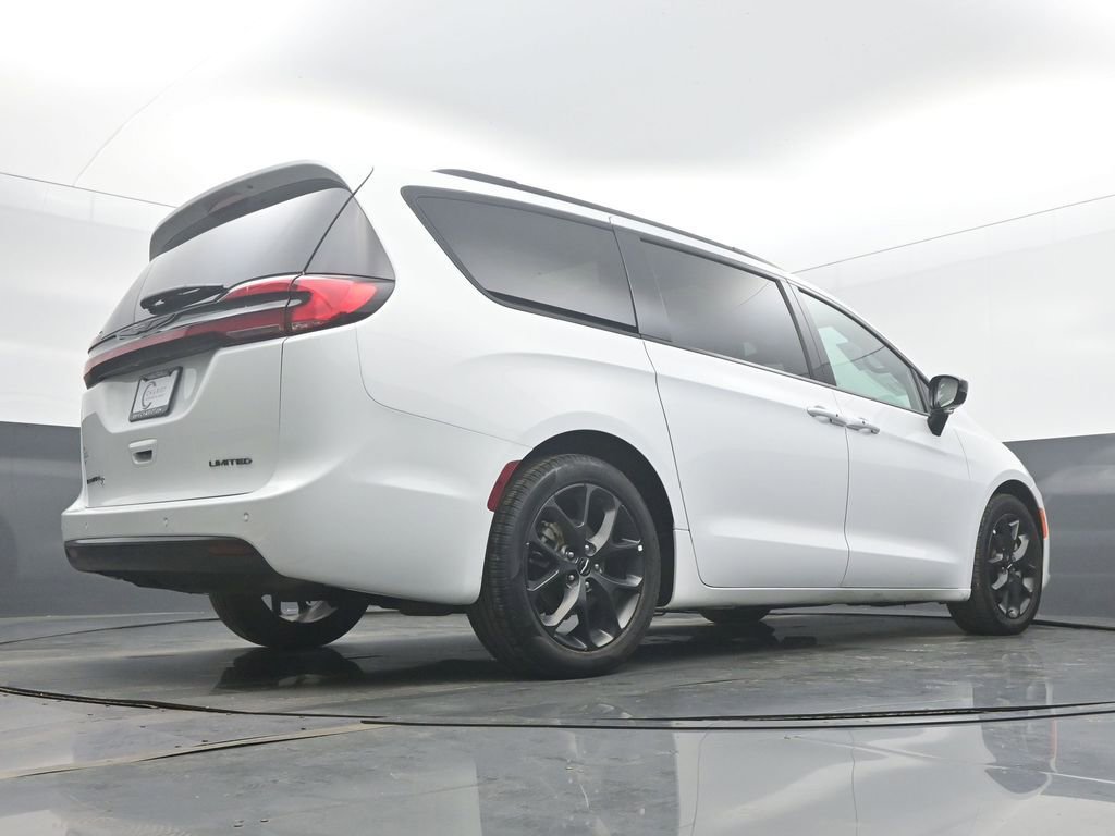 Used 2025 Chrysler Pacifica Limited image 49
