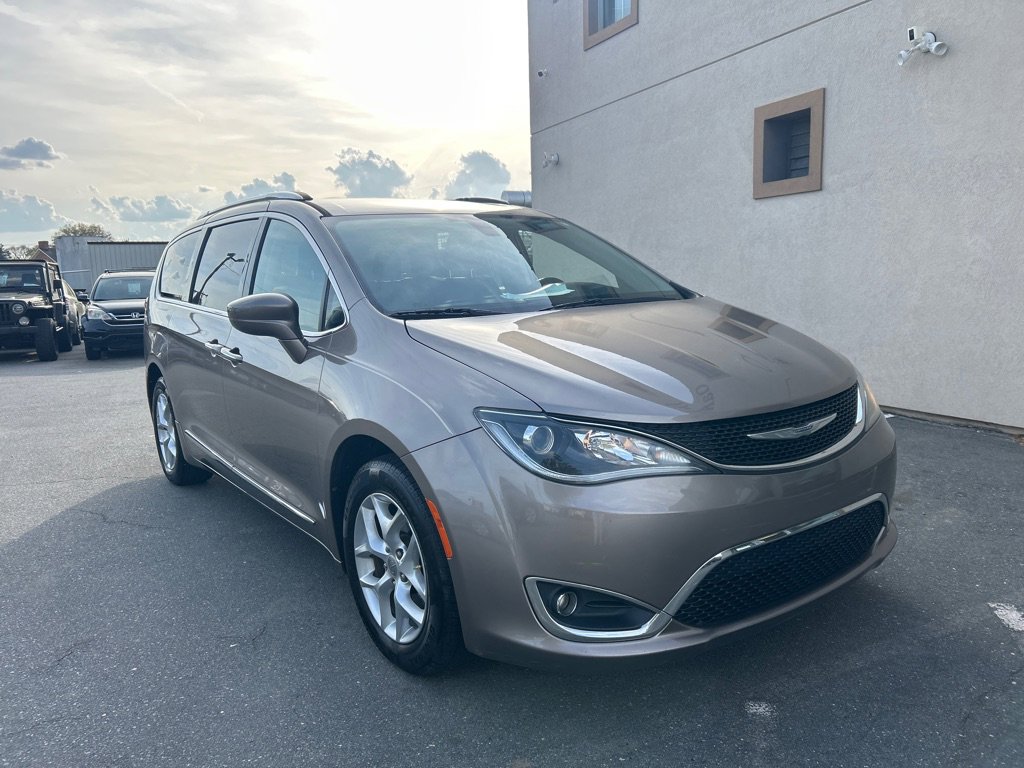 Used 2017 Chrysler Pacifica Touring-L Plus w/ Tire & Wheel Group FWD image 3