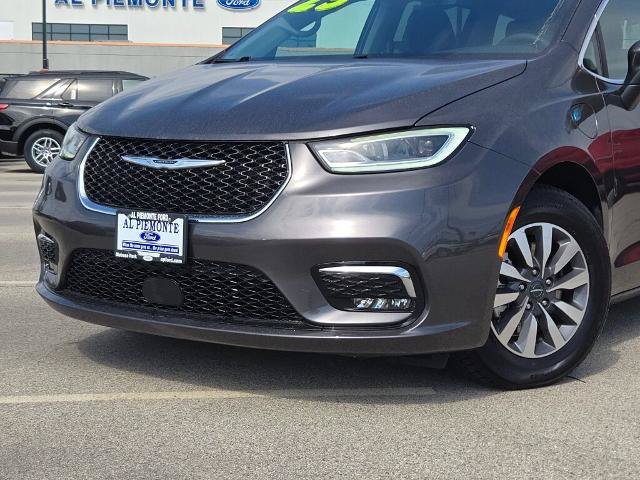 Used 2023 Chrysler Pacifica Touring-L FWD image 2