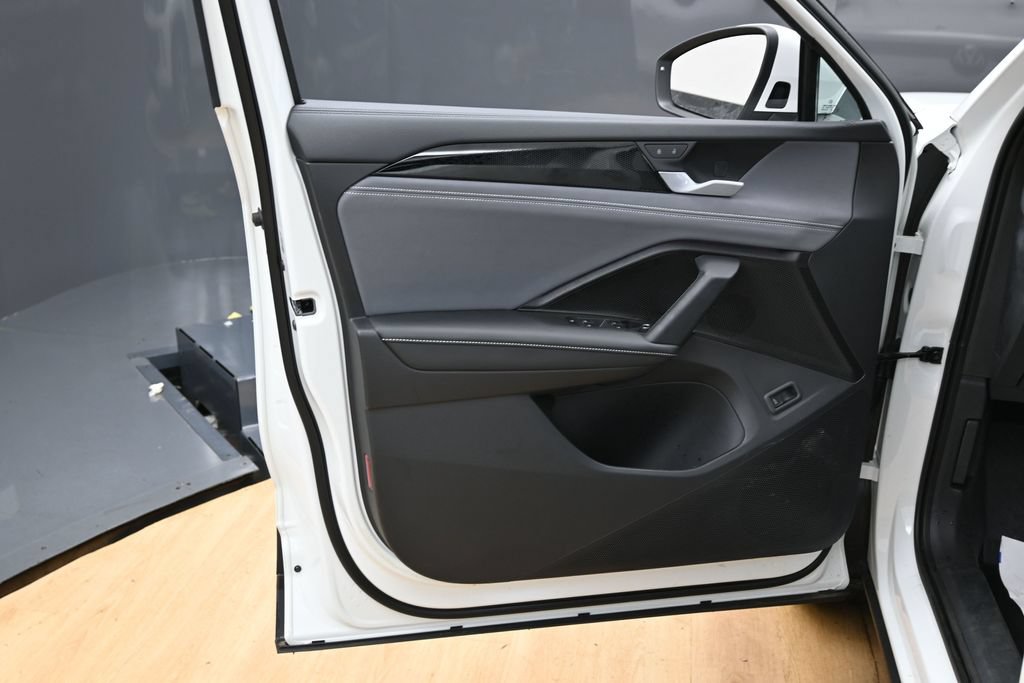 Used 2025 Volkswagen Tiguan SE w/ Panoramic Sunroof Package AWD/4WD image 40