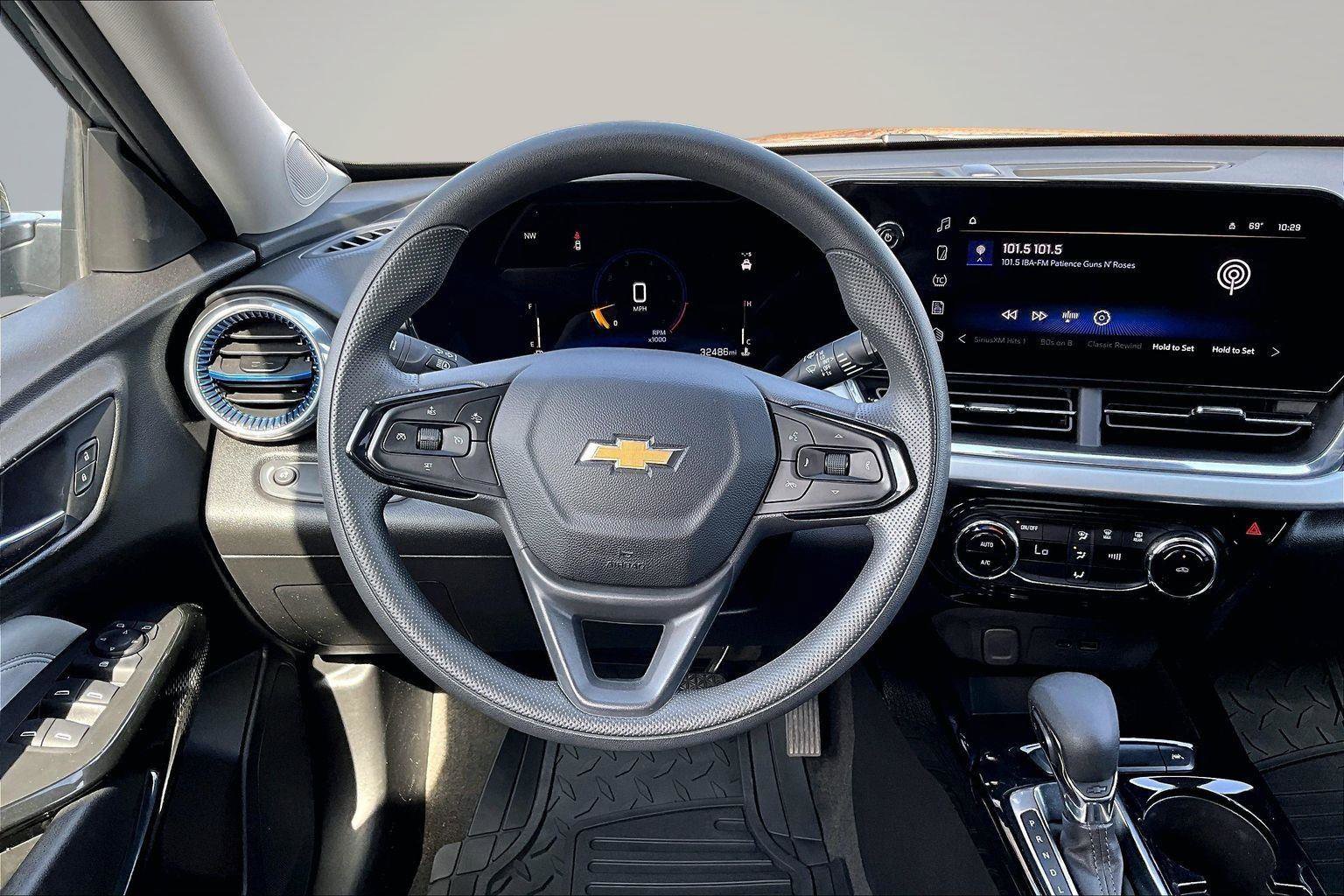 Used 2025 Chevrolet Trax LT FWD image 6