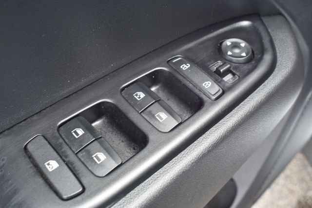 Used 2025 Hyundai Venue Limited FWD image 12