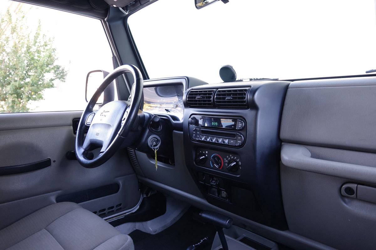 Used 2006 Jeep Wrangler Unlimited w/ Premium Audio Group image 9