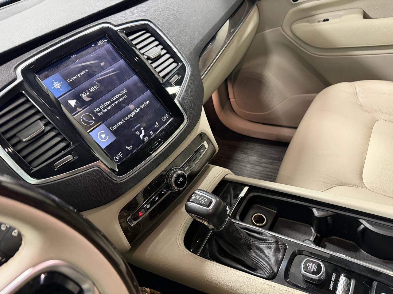 Used 2018 Volvo XC90 T6 Momentum w/ Convenience Package image 7