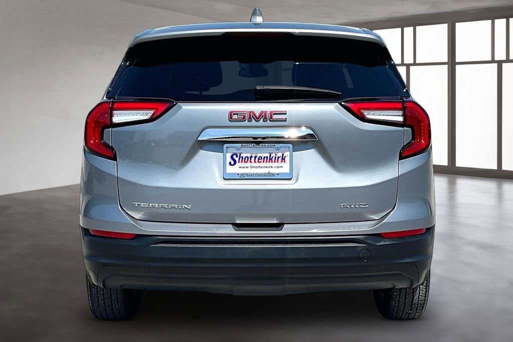 Used 2024 GMC Terrain SLE image 5