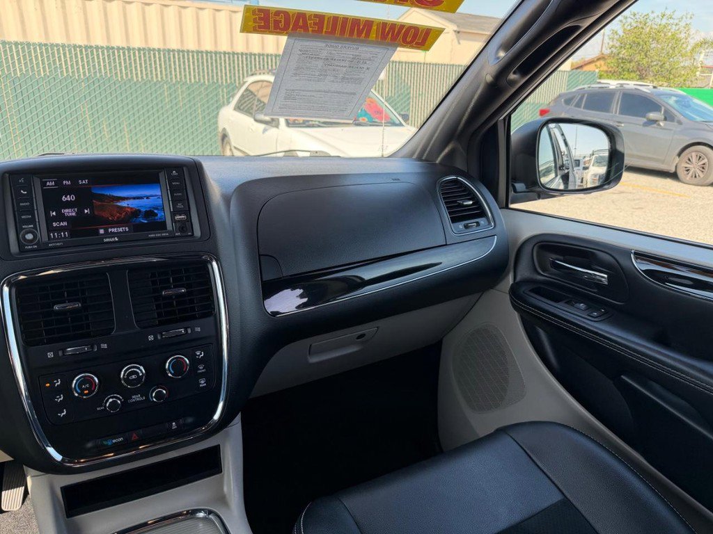Used 2018 Dodge Grand Caravan SXT image 26