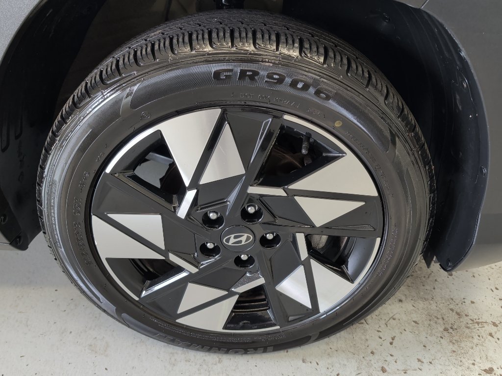 Used 2025 Hyundai Kona SEL FWD image 4