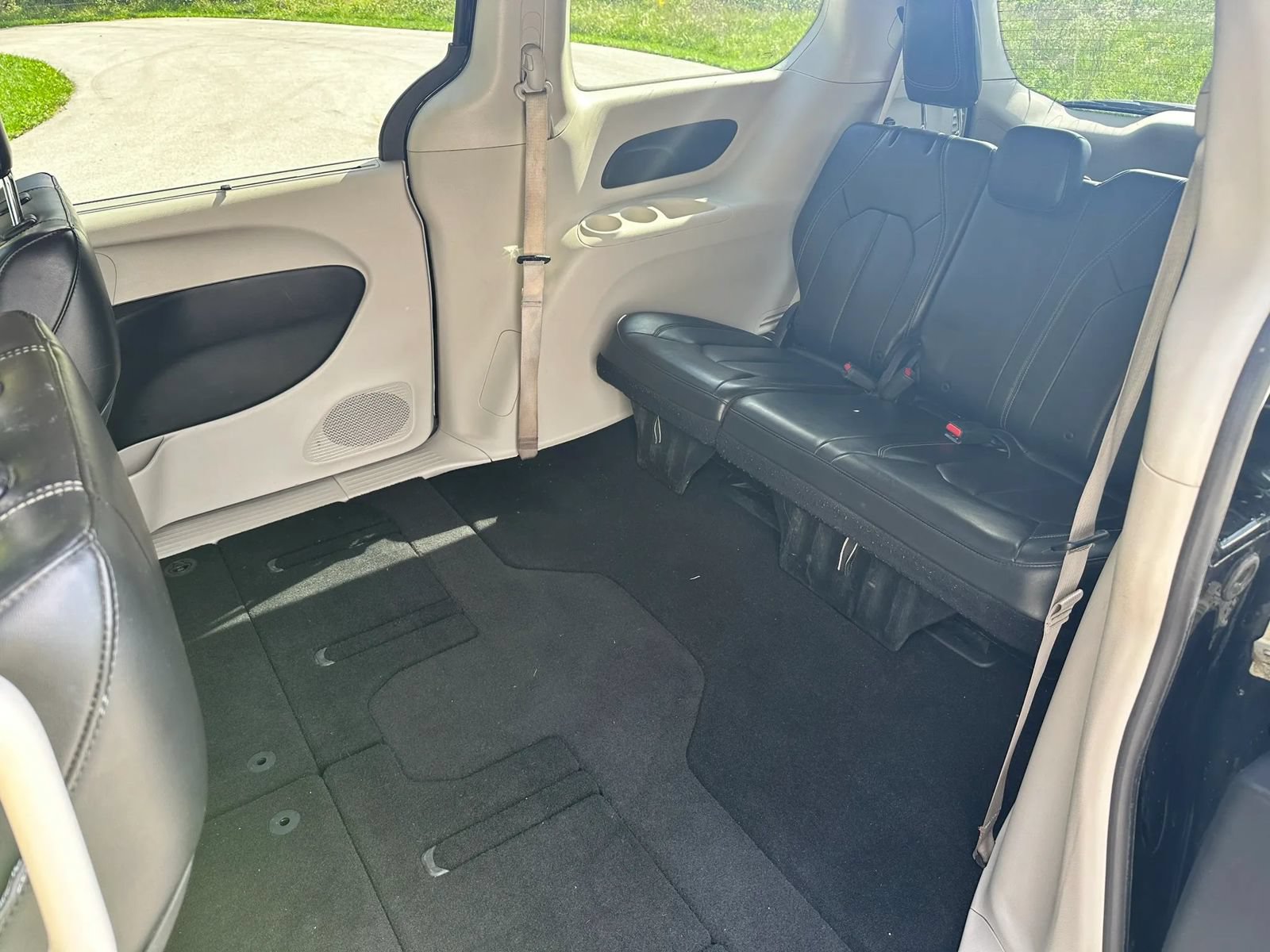 Used 2020 Chrysler Voyager Lxi FWD image 14