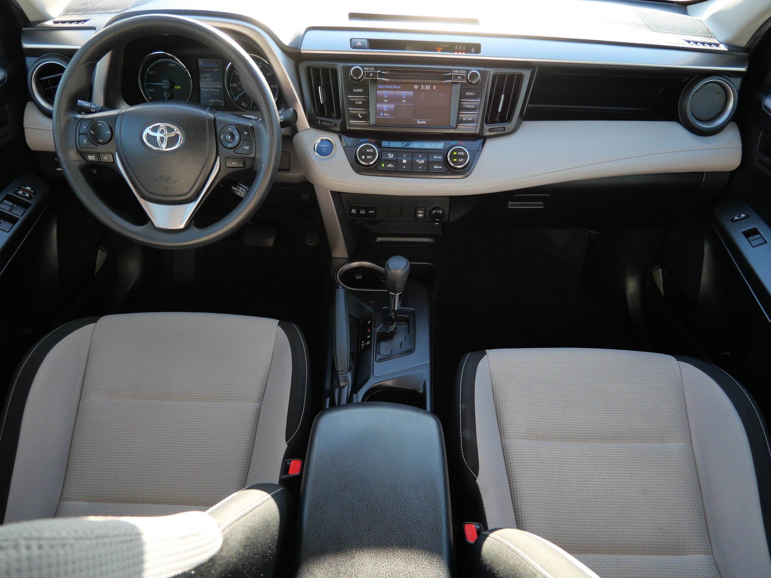Used 2018 Toyota RAV4 LE AWD/4WD image 10
