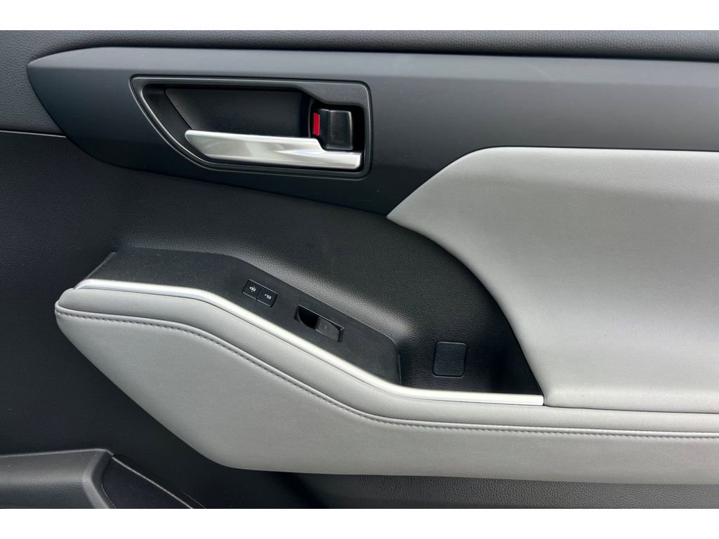Used 2023 Toyota Highlander XLE image 21